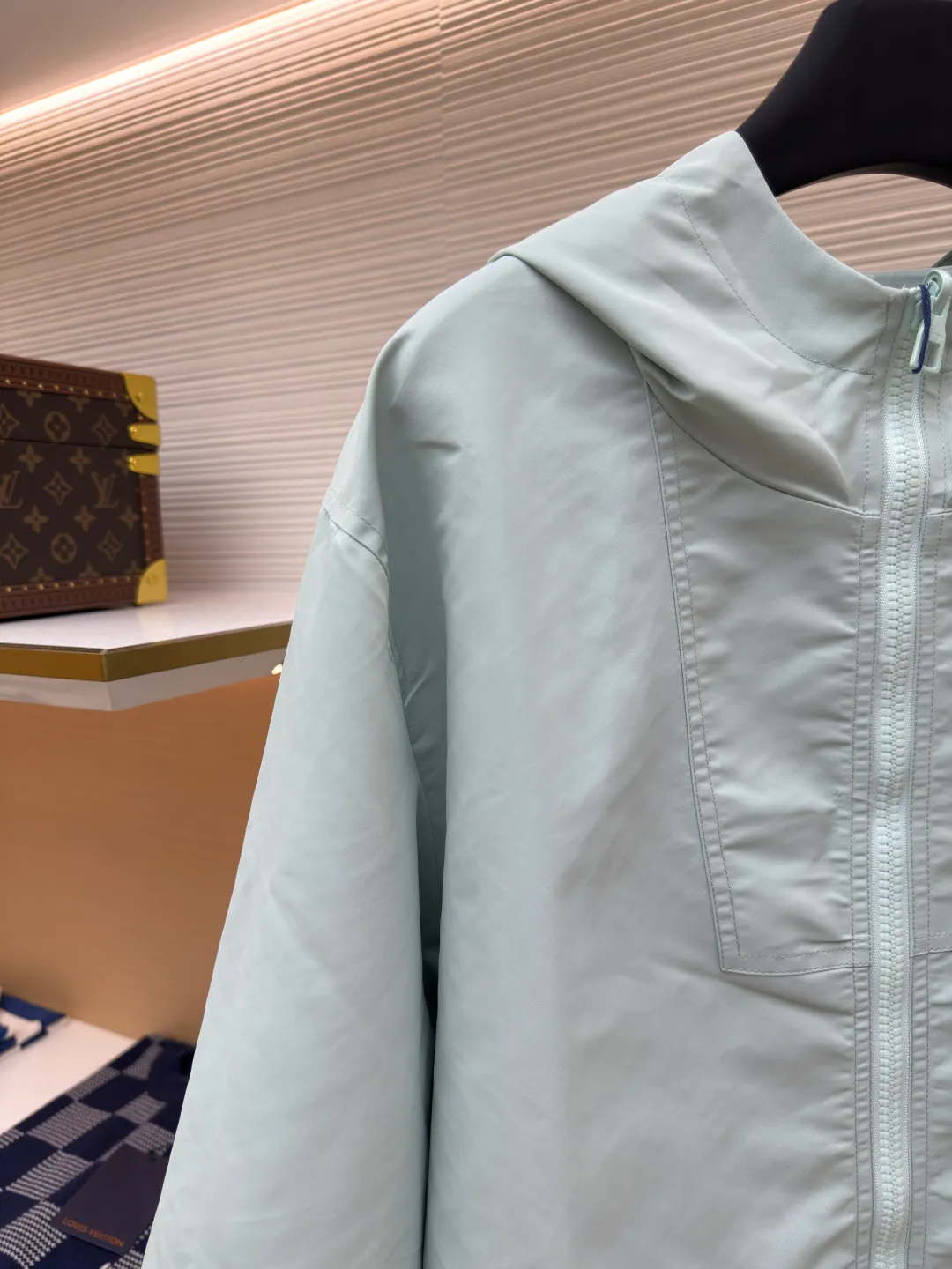 LOUIS VUITTON double-sided windproof pin jacket ●Authentic product: purchased and developed for 22800 ●Item number: 1680473-C55 ●Fabric: polyester fiber fabric ●Technology: jacquard ●Version: fitted version ●Weight: about 565 grams ●Size: 44-46-48-50 ●Description: The solid color fabric is made of nylon encrypted matt twill fabric, and the jacquard fabric on the other side is made of 50D nylon yarn-dyed jacquard fabric. The solid color front panel is laser-burned, hand-made of white copper, with a triangle pin with logo and glossy finish. The front panel pocket uses a hardware keychain to hang a folding clothing tag, and the jacquard letters on the front chest placket are made of single-piece flowing pure It is cut by hand to restore the flower, and all the pieces are numbered. The pockets are also cut with the restored flower number. The fabric is relatively light and silky, and it takes time to cut accurately. The front and center are equipped with a double-circulation puller 5# orbital zipper. The hem and the hood are worn with spiral elastic ropes with ring anti-slip buckles, square pig nose buckles with logo, and all holes are punched with hardware and logo on the cloth-colored cornrows.